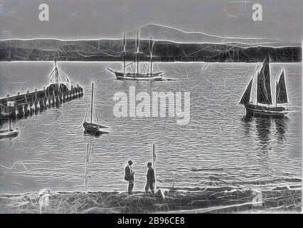 Negativo - Eden, nuovo Galles del Sud, circa 1930, Barche a vela e un molo in due Bay., Reimagined by Gibon, design di calore allegro di luminosità e raggi di luce radianza. Arte classica reinventata con un tocco moderno. La fotografia ispirata al futurismo, che abbraccia l'energia dinamica della tecnologia moderna, del movimento, della velocità e rivoluziona la cultura. Foto Stock