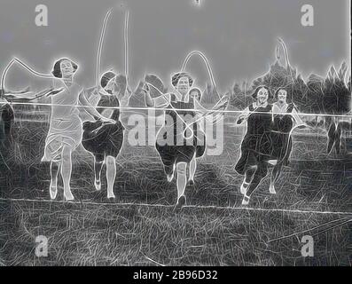 Negativo - Ballarat District (?), Victoria, circa 1930, sei ragazze, cinque in uniforme scolastica, finendo una gara di salto., Reimagined da Gibon, design di calore allegro luce di luminosità e raggi di luce radianza. Arte classica reinventata con un tocco moderno. La fotografia ispirata al futurismo, che abbraccia l'energia dinamica della tecnologia moderna, del movimento, della velocità e rivoluziona la cultura. Foto Stock
