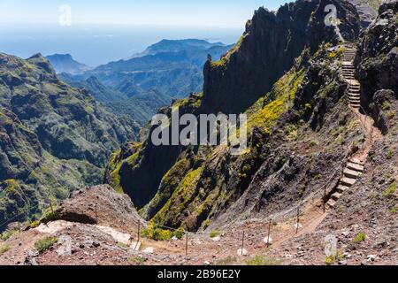 Una panoramica del sentiero 'Pico Areeiro' per 'Pico Ruivo', isola di Madeira, Portogallo. Foto Stock