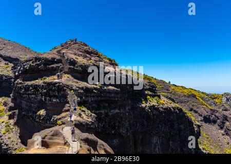 Una panoramica delle montagne del sentiero 'Pico Areeiro' fino a 'Pico Ruivo', isola di Madeira, Portogallo. Foto Stock