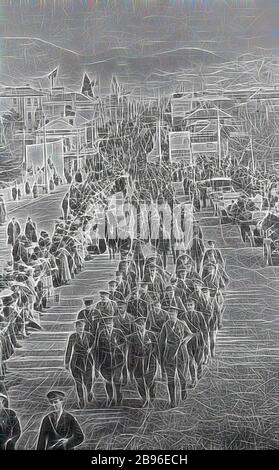 Negativo - Hobart, Tasmania, 1921, una processione. Gli uomini sono in uniforme militare ma non sembrano portare fucili. Questo può essere un giorno di Anzac o Armistice processione giorno., Reimagined da Gibon, disegno di calore allegro di luminosità e raggi di luce radianza. Arte classica reinventata con un tocco moderno. La fotografia ispirata al futurismo, che abbraccia l'energia dinamica della tecnologia moderna, del movimento, della velocità e rivoluziona la cultura. Foto Stock