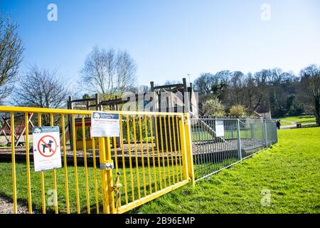 Cancello bloccato ad un'area giochi per bambini a Bradford su Avon Wiltshire che mostra consiglio avviso di chiusura a causa del corona corvid 19 virus Foto Stock