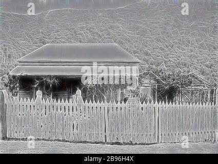 Negativo - Mount Buffalo District, Victoria, circa 1910, la famiglia Manfield sulla veranda della casa 'Erani'. Paese densamente in legno sullo sfondo. La casa è impermeabile con una verande coperta di vite che si estende attraverso la parte anteriore. Strutture da giardino ai lati e una recinzione in picchetto sulla parte anteriore del., Reimagined by Gibon, design di calore allegro di luminosità e raggi di luce radianza. Arte classica reinventata con un tocco moderno. La fotografia ispirata al futurismo, che abbraccia l'energia dinamica della tecnologia moderna, del movimento, della velocità e rivoluziona la cultura. Foto Stock