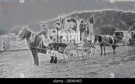 Negativo - Painted Group on Wagon, Eldorado, Victoria, Jan 1915, carro trainato da cavalli che porta un certo numero di persone che sembrano essere in faccia nera, raffigurante il popolo aborigeno. C'è un segno di 'odio' attaccato agli alberi, un segno sulla parte anteriore del carro 'il nostro motto aiutare gli australiani' e un segno parzialmente oscurato sul lato del carrello che legge 'odio tirare questi 'australiani'., Reimagined by Gibon, design di calore allegro di luminosità e raggi di luce radianza. Arte classica reinventata con un tocco moderno. Fotografia ispirata al futurismo, che abbraccia l'energia dinamica della tecnologia moderna, m Foto Stock