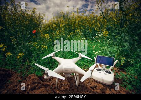Drone in un campo di molla. Foto Stock