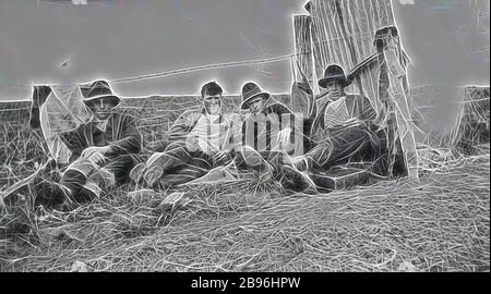 Negativo - Geelong District, Victoria, circa 1925, lavoratori agricoli riposati da una recinzione., reimmaginata da Gibon, design di calore allegro di luminosità e raggi di luce radianza. Arte classica reinventata con un tocco moderno. La fotografia ispirata al futurismo, che abbraccia l'energia dinamica della tecnologia moderna, del movimento, della velocità e rivoluziona la cultura. Foto Stock