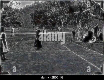 Negativo - Ensay District, Victoria, circa 1905, tre donne e una ragazza giocare raddoppia sul campo da tennis alla stazione 'Bindi'. Un gruppo di famiglia guardare in disparte., Reimagined by Gibon, design di calore allegro di luminosità e raggi di luce radianza. Arte classica reinventata con un tocco moderno. La fotografia ispirata al futurismo, che abbraccia l'energia dinamica della tecnologia moderna, del movimento, della velocità e rivoluziona la cultura. Foto Stock