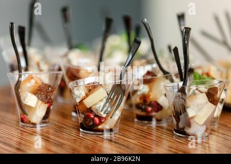 Catering. Cibo per feste, feste aziendali, conferenze, forum, banchetti. Diversi tipi di formaggi costosi con lamponi, olive. Selettiva Foto Stock