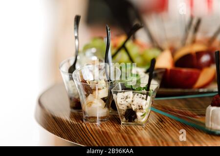 Catering. Cibo per feste, feste aziendali, conferenze, forum, banchetti. Diversi tipi di formaggi costosi con lamponi, olive. Selettiva Foto Stock