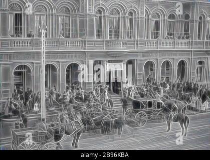 Negativo - il governatore che agisce al Municipio, Northcote, Victoria, 1895, UNA folla accoglie il governatore che agisce di Victoria al Northcote Town Hall, agosto 1895. Fotografia di Thomas Beckett. Parte di una collezione di negativi in lastra di vetro presi dal dottor Thomas George Beckett, medico, radiologo pionieristico e fotografo dilettante tra il 1891 e il 1910. La collezione è principalmente di famiglia, amici, case, città e sobborghi di Beckett dove Beckett e suo, Reimagined by Gibon, design di calda allegra luce di luminosità e raggi di luce radianza. Arte classica reinventata con un tocco moderno. Foto Stock