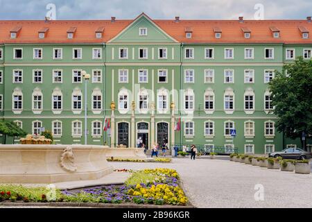 Szczecin, Polonia, giugno 2018 edifici verdi del comune di Stettin con fontane e decorazioni floreali, i firmatari che vanno dentro e fuori Foto Stock