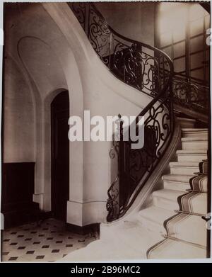Folie 9 Thoinard Street / Coq Heron. Una scala, all'interno dell'hotel o Madness Thoinard, 9 rue du Coq-Heron, 1 ° arrondissement, Parigi 'Départ d'escier, intérieur de l'Hotel de Bullion ou Folie Thoinard, 9 rue du Coq-Héron, Parigi (Ier arr.)'. Photographie d'Eugène Atget (1857-1927). Tirage papier albuminé. Parigi, musée Carnavalet. Foto Stock