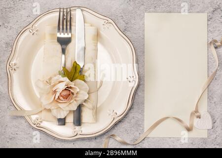 Elegante tavolo festoso con carta vuota al ristorante Foto Stock