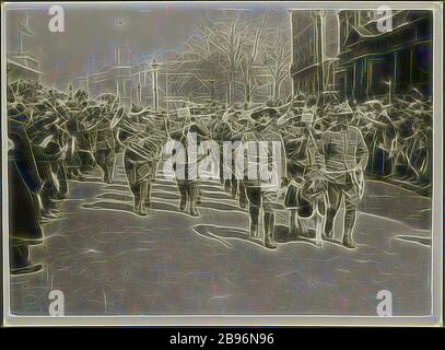 Fotografia - i servicemen della Nuova Zelanda, Parata di giorno dell'Anzac, Londra, 1916, fotografia nera e bianca dei servicemen della Nuova Zelanda nella parata dell'Anzac, Londra, 1916. Originariamente identificati come 1919, tuttavia, nel 1919 i soldati marciò con armi e bayonette, nel 1916 marciarono disarmati come in queste foto, e la folla si fermò vicino - i giornali di allora lo descrivevano come la folla che voleva abbracciarli e nutrirli. Una delle tre stampe., Reimagined by Gibon, design di calda allegra luce di luminosità e raggi di luce radianza. Arte classica reinventata con un tocco moderno. Fotografia ispirata a. Foto Stock