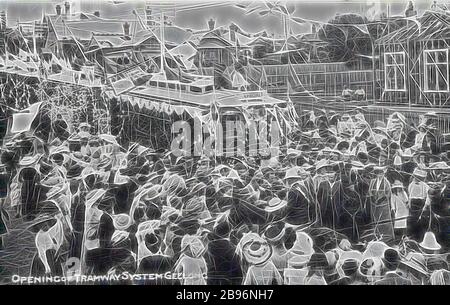 Negativo - Geelong, Victoria, 1912, i tram decorati in attesa di muoversi lungo la pista. Sembra esserci un gruppo ufficiale sulla destra e le folle circondano i tram., Reimagined by Gibon, design di calore allegro di luminosità e raggi di luce radianza. Arte classica reinventata con un tocco moderno. La fotografia ispirata al futurismo, che abbraccia l'energia dinamica della tecnologia moderna, del movimento, della velocità e rivoluziona la cultura. Foto Stock