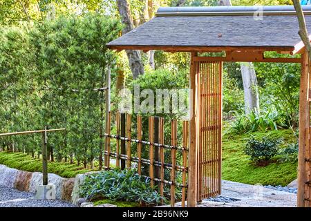 Porta piccola ma bella per entrare nel giardino Foto Stock