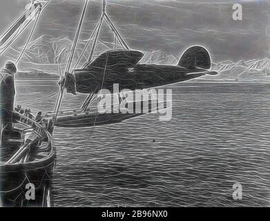 Fotografia - abbassare Lockheed Vega Float aereo dalla nave, Wilkins Hearst Antartide Expedition, di George Rayner, Port Lockroy, Antartide, circa 1929, FOTOGRAFIA, AEREO DI SCARICO DOTATO DI GALLEGGIANTI DALLA NAVE, CIRCA 1929. AEREO CONTRASSEGNATO WILKINS HEARST SPEDIZIONE ANTARTICA E LOCKHEED AIRCRAFT CO. LOS ANGELES U.S.A. E VEGA X3903. FOTOGRAFIA PROBABILMENTE PRESA DA GEORGE RAYNER IN ANTARTIDE., Reimagined da Gibon, disegno di calore allegro di luminosità e raggi di luce radianza. Arte classica reinventata con un tocco moderno. Fotografia ispirata al futurismo, che abbraccia l'energia dinamica del mod Foto Stock