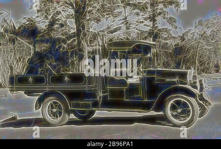 Fotografia - Brockway Motors Ltd, Brockway Junior con mano Tipping Body, Sydney, nuovo Galles del Sud, circa 1927, immagine in bianco e nero di un Brockway Junior, circa 1927. Questa immagine fa parte di un album contenente ventuno fotografie di autoveicoli prodotti da Brockway Motors Ltd. Questa immagine è stata scattata da Milton Kent di Sydney., Reimagined da Gibon, disegno di calore allegro di luminosità e raggi di luce radianza. Arte classica reinventata con un tocco moderno. La fotografia ispirata al futurismo, che abbraccia l'energia dinamica della tecnologia moderna, del movimento, della velocità e rivoluziona la cultura. Foto Stock