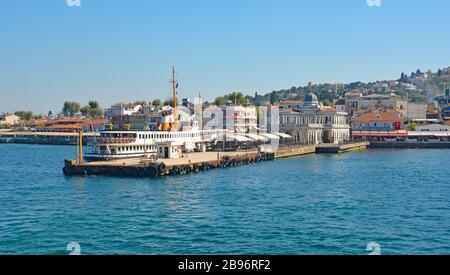 Buyukada, Turchia-18 settembre 2019. Un traghetto ormeggiato alla stazione dei traghetti di Buyukada, una delle isole dei principi, conosciuta anche come Adalar, nel Mar di Marmara Foto Stock