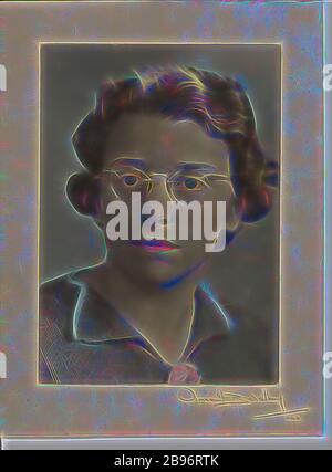 Foto - Studio Ritratto di Hope Macpherson, Melbourne, circa 1940, ritratto a colori di Hope Macpherson di Vincent Barclay. Hope Macpherson è stata la prima curatrice femminile al National Museum of Victoria (ora Museum Victoria). Hope Macpherson insieme a Isobel Bennett, Susan Ingham e Mary Gillham furono le prime donne a visitare l'Antartico nella spedizione del dicembre 1959., Reimagined by Gibon, design di calore allegro di luminosità e raggi di luce radianza. Arte classica reinventata con un tocco moderno. Fotografia ispirata al futurismo, che abbraccia l'energia dinamica della tecnologia moderna, il movimento Foto Stock