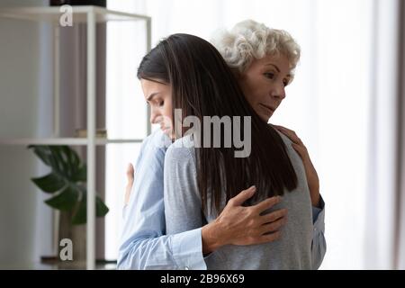 Mamma di supporto abbraccio triste depresso figlia adulta Foto Stock