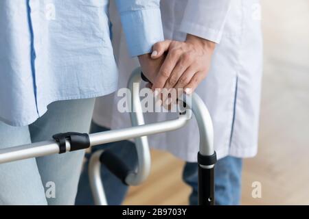 Donna medico assistenza disabili vecchia signora paziente Foto Stock