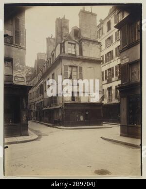 ANGOLO CHE ATTRAVERSA IL PICCOLO MANZO E 2 STRADA DELL'ABBAZIA. 6° DISTRETTO, PARIS Coin Passage de la Petite Boucherie et 2 rue de l'Abbaye. Parigi (VIème arr.), 1924. Photographie d'Eugène Atget (1857-1927). Parigi, musée Carnavalet. Foto Stock