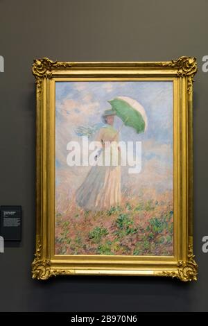 "Donna con parasolo" di Claude Monet in mostra al Musee d'Orsay, Parigi, Francia Foto Stock