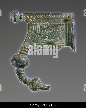 Frammento di bronzo di fibula, Sconosciuto, Grecia, 725–700 a.C., Bronzo, 5,8 × 4,7 × 1 cm (2 5/16 × 1 7/8 × 3/8 in.), Reimagined by Gibon, disegno di luce calda e allegra di luminosità e raggi di luce radianza. Arte classica reinventata con un tocco moderno. La fotografia ispirata al futurismo, che abbraccia l'energia dinamica della tecnologia moderna, del movimento, della velocità e rivoluziona la cultura. Foto Stock