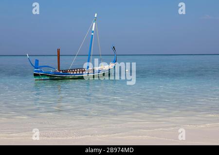 Tradizionale barca a vela maldiviana, dhoni sulla spiaggia, Summer Island, North Male Atoll, Maldive Foto Stock