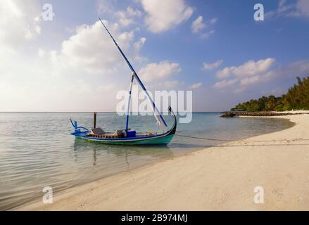 Tradizionale barca a vela maldiviana, dhoni sulla spiaggia, Summer Island, North Male Atoll, Maldive Foto Stock