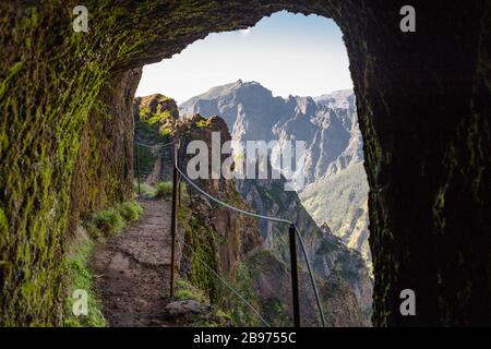 Una panoramica del sentiero 'Pico Areeiro' per 'Pico Ruivo' da un tunnel, l'isola di Madeira, Portogallo. Foto Stock