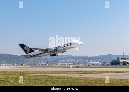 L'Airbus A380-800 di Singapore Airlines parte dall'aeroporto di Zurigo, in Svizzera Foto Stock