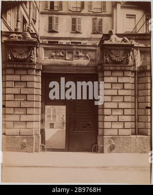 Casa o Mourrut / Voltaire nel 1778/1 Rue de Beaune. Porta, casa di lutto Voltaire (Hotel du Marquis de Villette), 1 rue de Beaune 7 ° arrondissement, Parigi 'Porte de la maison où mourut Voltaire it 1778. Hôtel du marquis de Villette, 1 rue de Beaune, Parigi (VIIème arr.)". Photographie d'Eugène Atget (1857-1927). Tirage papier albuminé. Parigi, musée Carnavalet. Foto Stock