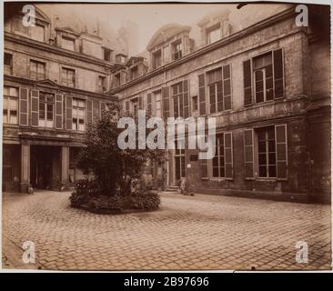 Hotel Evil Chaulnes / 9 Place des Vosges. Court Hotel Chaulnes Marshal 9 Place des Vosges 4 ° arrondissement, Parigi 'Cour de l'Hôtel du maréchal de Chaulnes, 9 Place des Vosges, Parigi (IVème arr.)'. Photographie d'Eugène Atget (1857-1927). Tirage papier albuminé. Parigi, musée Carnavalet. Foto Stock