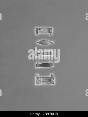 Pendente, Unknown, Iran (?), 2nd - 1st secolo a.C., Agate, pietra scura, cristallo di roccia e oro, Reimagined by Gibon, disegno di calore allegro di luminosità e raggi di luce radianza. Arte classica reinventata con un tocco moderno. La fotografia ispirata al futurismo, che abbraccia l'energia dinamica della tecnologia moderna, del movimento, della velocità e rivoluziona la cultura. Foto Stock