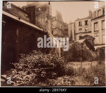 Una corte di corte / l'ex Hotel Dieu / contro la Chiesa di St Julien / Poor. Giardini dell'ex Hotel-Dieu (hotel Isaac Laffemas) contro la Chiesa Saint-Julien-le-Poor, 5 ° arrondissement, Parigi 'Jardins de l'ancien Hotel-Dieu (Hôtel d'Isaac de Laffemas), contre l'Eglise Saint-Julien-le-Pauvre, Parigi (Vème arr.)'. Photographie d'Eugène Atget (1857-1927). Tirage papier albuminé. Parigi, musée Carnavalet. Foto Stock