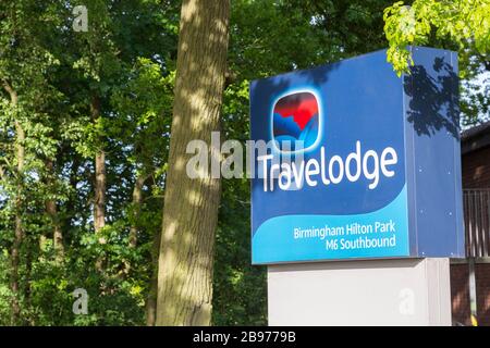 Insegna Travelodge, Hilton Park, Birmingham sulla M6, Inghilterra, Regno Unito Foto Stock