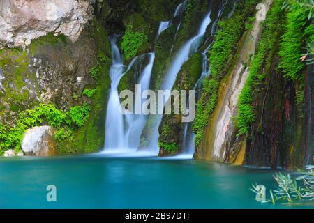 Bella cascata sul torrente di montagna Foto Stock