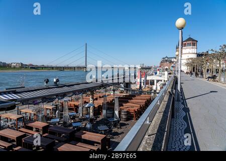 Leere Rheinufer Promenade, geschlossene Gastronomien, Folgen des Kontaktverbot, Auswirkungen der Coronavirus Pandemie in Deutschland, Düsseldorf Foto Stock