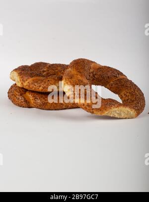 Bagel su tavolo con fondo bianco Foto Stock