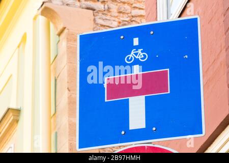 No attraverso strada punto morto segno strada tranne biciclette ciclismo, Ungheria, Europa Foto Stock