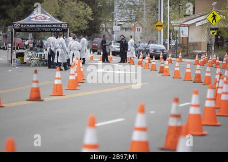 Hayward, Stati Uniti. 23 marzo 2020. I tecnici medici di emergenza di Hayward attendono di aprire una stazione di triage drive up COVID-19 per controllare i membri del pubblico per i sintomi e le alte temperature a Hayward, California, lunedì 23 marzo 2020. Se l'individuo presenta dei sintomi, è necessario sottoporli a test per CIVID-19 in una tenda separata. Foto di Peter DaSilva/UPI Credit: UPI/Alamy Live News Foto Stock