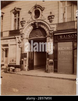 Hotel 46 Rue Voyer / Bac. Facciata dell'Hotel le Voyer, 46 rue du Bac, 7 ° arrondissement, Parigi 'façade de l'Hotel le Voyer, 46 rue du Bac, Parigi (VIIème arr.)'. Photographie d'Eugène Atget (1857-1927). Tirage papier albuminé. Parigi, musée Carnavalet. Foto Stock