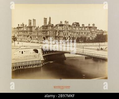 DISASTRI DI GUERRA CITY HALL DOPO IL FUOCO J. ANDRIEU. Rovine del comune di Parigi, 1871. Il Municipio, la piazza e la banchina dell'Hotel de Ville, il ponte Arcola visto dall'Ile de la Cité, 4 ° distretto, Parigi. Ruines de la Commune de Paris, 1871. L'Hôtel de Ville, la Place et le quai de l'Hôtel-de-Ville, le pont d'Arcole vus de l'île de la Cité. Parigi (IVème arr.). Photographie de Jean Andrieu. Tirage sur papier albuminé réalisé d'après un négatif au collodion. Image contremollée sur cartone. 1871. Parigi, musée Carnavalet. Foto Stock