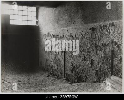 Issy-les-Moulineaux - Muro della vecchia gamma di tiro dove sono stati uccisi dai tedeschi condannato francese 'Liberazione di Parigi -.. Inizio settembre 1944 - stanza di tortura, galleria di tiro Balard situato nel campo operativo Issy-les-Moulineaux Guerre 1939-1945. Libération de Paris. "Issy-les-Moulineaux-Mur de l'ancien stand de tir où furent fusillés par les Allemands les condamnés français." Salle de torture, stand de tir de Balard situé dans le champ de meuce d'Issy-les-Moulineaux. Parigi (XVème arr.). Photographie de la Préfecture de Police, début septembre 1944. Parigi, musée Carnavalet. Foto Stock