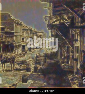 Vista tra i cinesi su Sacramento Street, San Francisco., Lawrence & Houseworth, 1866, stampa in argento albumeno, Reimagined by Gibon, design di calda allegra luce incandescente di luminosità e raggi di luce radianza. Arte classica reinventata con un tocco moderno. La fotografia ispirata al futurismo, abbracciando l'energia dinamica della tecnologia moderna, del movimento, della velocità e rivoluzionando la cultura. Foto Stock