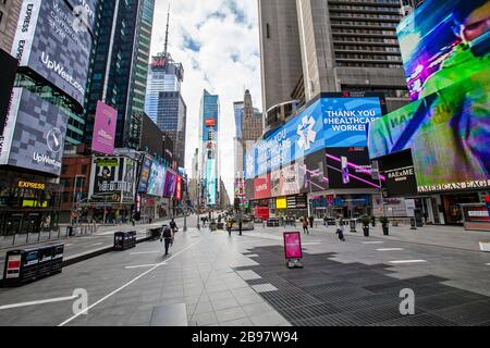 Poche automobili viaggiano sulle strade vuote di New York a causa del COVID-19, Coronavirus. Foto Stock