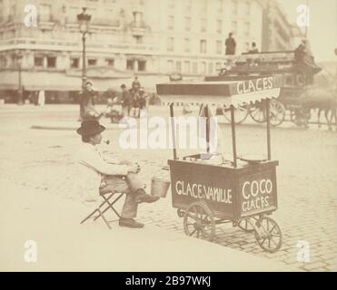 MERCANTE DI GHIACCIO Marchand de glaces, rue de Rennes, 1898. Photographie d'Eugène Atget (1857-1927). Parigi, musée Carnavalet. Foto Stock