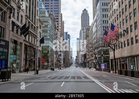 Poche automobili viaggiano sulle strade vuote di New York a causa del COVID-19, Coronavirus. Foto Stock